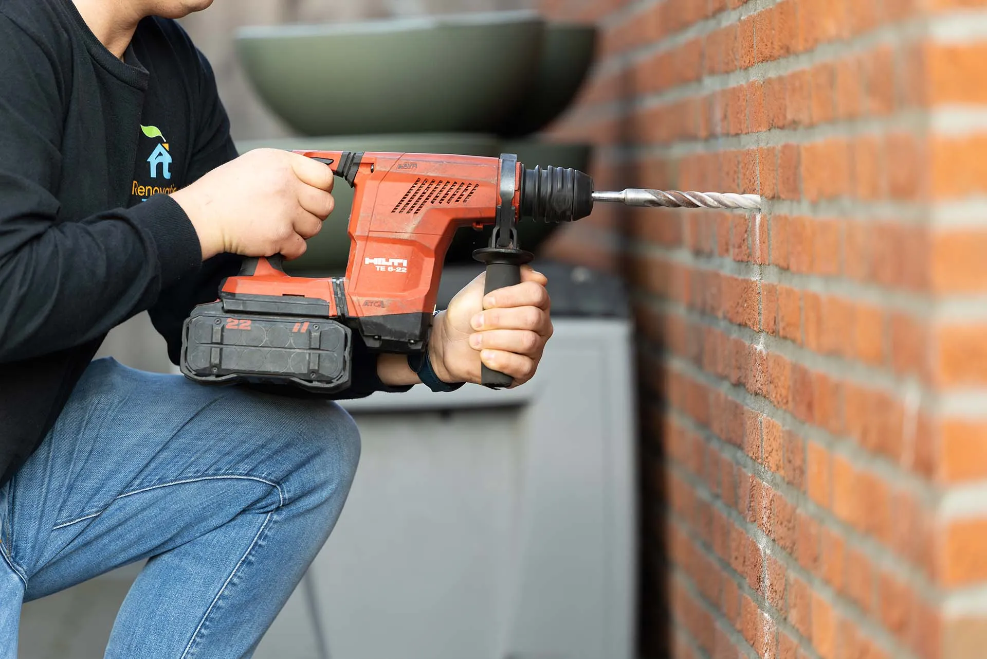 Monteur blaast isolatie in de spouwmuur van een woning in Haarlem